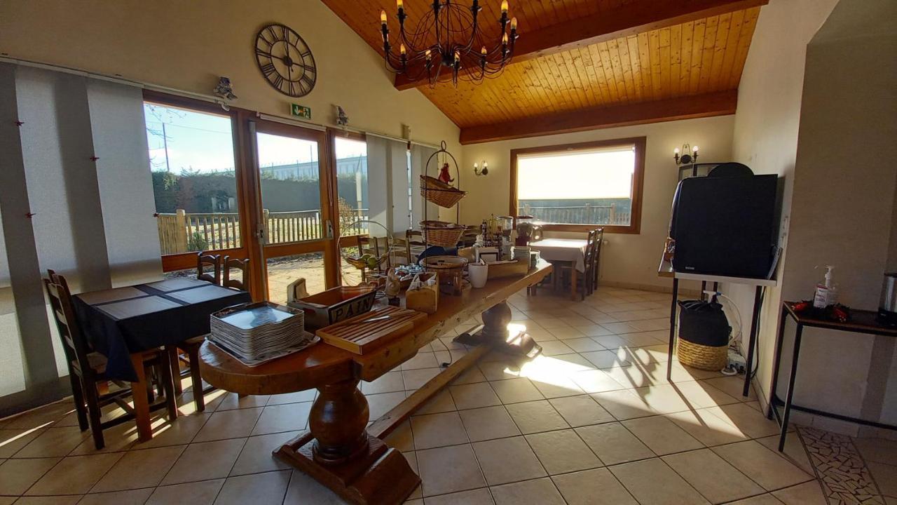 Etesia Otel Feurs Dış mekan fotoğraf